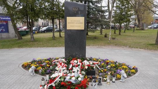 16. rocznica katastrofy smoleńskiej. W Bełchatowie złożono kwiaty pod pomnikiem ofiar