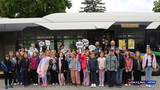 Autobusem w świat książek. Nietypowa lekcja biblioteczna na Placu Narutowicza