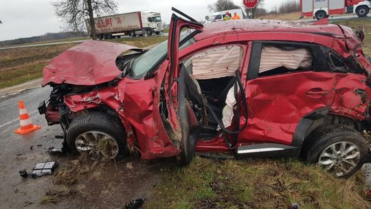 Bełchatów - Nie zatrzymał się przed znakiem "STOP" i uderzył w osobówkę