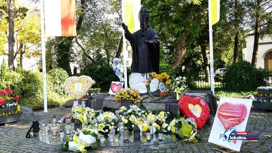 Bełchatów uczcił 48. rocznicę pontyfikatu Jana Pawła II. Były kwiaty i wspólna modlitwa