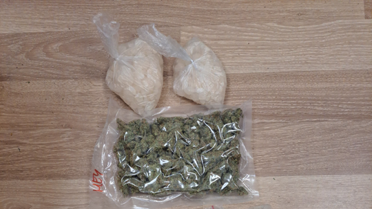 Bełchatowska policja przejęła narkotyki o wadze ponad 750 gramów. Cztery osoby zatrzymane Bełchatowska policja przejęła narkotyki o wadze ponad 750 gramów. Cztery osoby zatrzymane