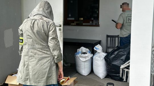 Bełchatowska policja rozbiła tytoniową dziuplę. Skonfiskowano kontrabandę wartą kilkadziesiąt tysięcy złotych