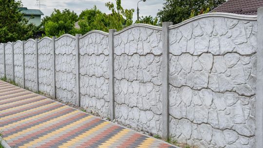 Beton w nowoczesnym wydaniu – jak dobrać kolor i wykończenie farby do stylu ogrodu? Beton w nowoczesnym wydaniu – jak dobrać kolor i wykończenie farby do stylu ogrodu?