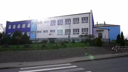 Budynek Szkoły Podstawowej w Wielgomłynach zyskał nowe życie i cieszy oczy