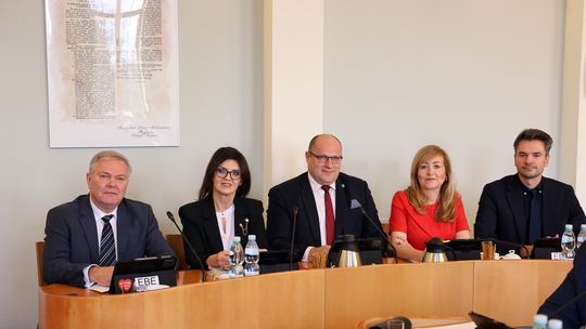 Budżet 2026 przyjęty. Miliony na inwestycje i rozwój Powiatu Bełchatowskiego Budżet 2026 przyjęty. Miliony na inwestycje i rozwój Powiatu Bełchatowskiego