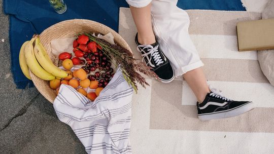 Buty tenisówki damskie a buty na obcasie – które są większym sprzymierzeńcem kobiet?