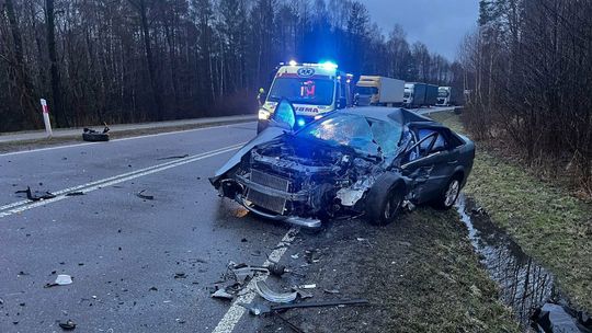 Czołowe zderzenie na DW 484. Trzy osoby poszkodowane, trasa całkowicie zablokowana