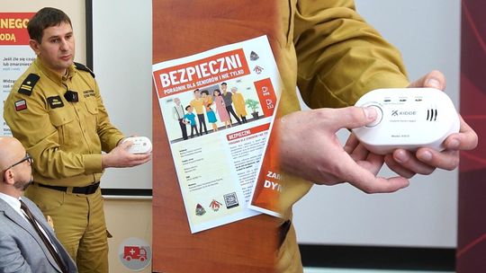 Czujki, które ratują życie. PSP w Bełchatowie przekazała urządzenia mieszkańcom powiat
