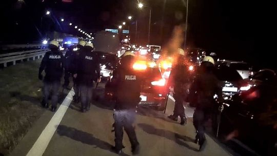 DZIĘKI ZABEZPIECZENIU PRZEZ POLICJĘ TRASY PRZEJAZDU KIBICÓW NIE DOSZŁO DO KONFRONTACJI