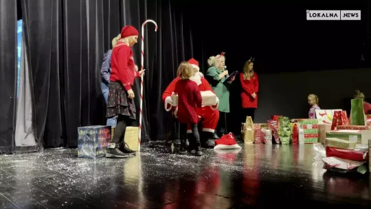 Finał akcji „List do św. Mikołaja”. Mikołaj przyniósł aż 245 paczek dla dzieci i seniorów, podopiecznych MOPS Radomsko