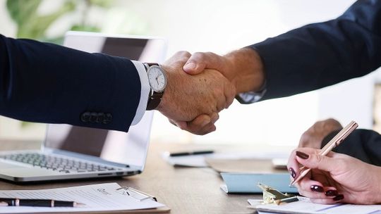 Firmy świadomie wprowadzają konsumentów w błąd