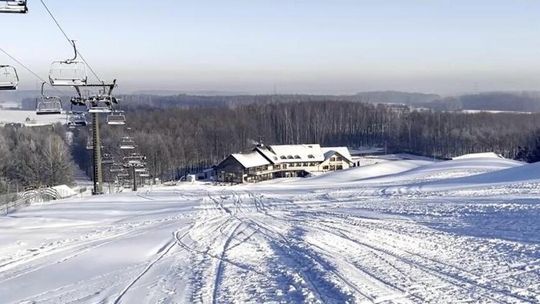 Góra Kamieńsk szykuje się na sezon narciarski. Trwa naśnieżanie stoku