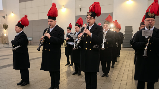 Górnicza pobudka obudziła Bełchatów. Barbórkowe świętowanie rozpoczęte od świtu