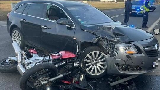 Groźne zderzenie w Dzbankach. Motocyklista trafił do szpitala