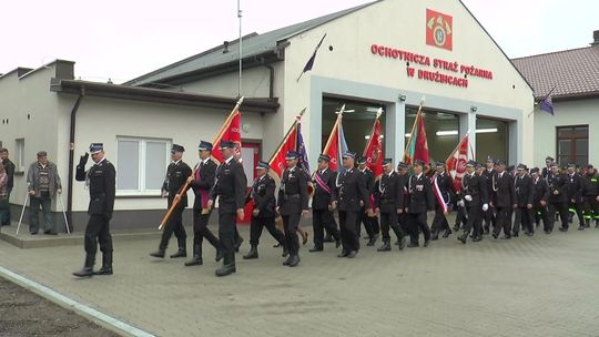 Historyczna chwila dla OSP w Drużbicach. Przywitano dwa nowe wozy oraz oddano do użytku świetlicę! 