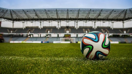 Jak działa spalony i system VAR w piłce nożnej?