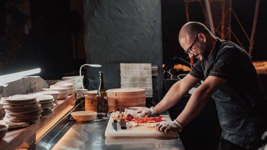 Jak połączyć funkcjonalność, higienę i trwałość w wyposażeniu gastronomicznym?