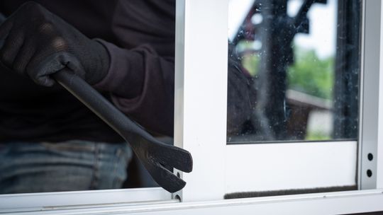 Jak przechytrzyć złodzieja i zabezpieczyć dom przed włamaniem?