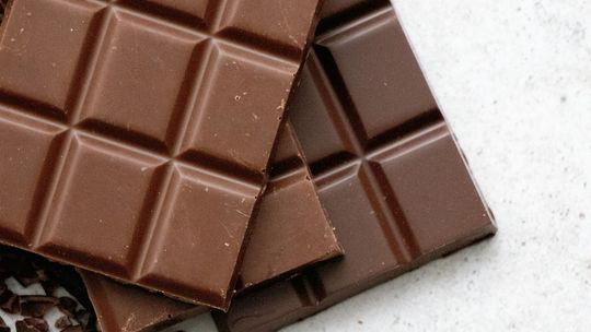 Jak rozpuścić czekoladę? Poznaj 7 najważniejszych wskazówek cukierniczych