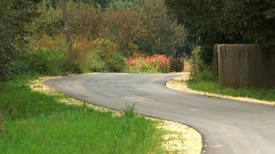 Jak się mają inwestycje drogowe w Gminie Wielgomłyny? Zaglądamy na remontowane drogi