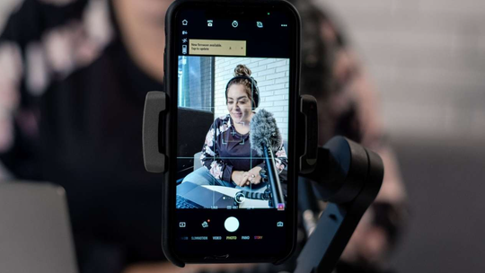 Jak wykonać automatyczną transkrypcję dla filmów? (Krok po kroku)