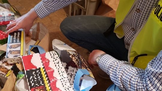 Kilkaset paczek papierosów bez akcyzy w samochodzie bełchatowianki