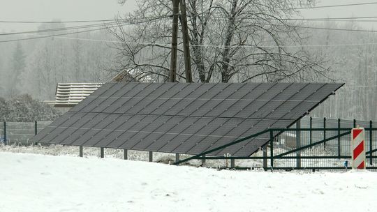 Kolejna ECO-inwestycja w Wielgomłynach. Powstało oświetlenie boiska zasilane panelami fotowoltaicznymi