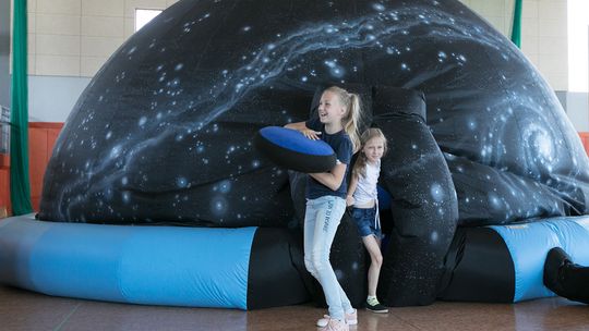 Mobilne planetarium Kopernika w Stobiecku Szlacheckim