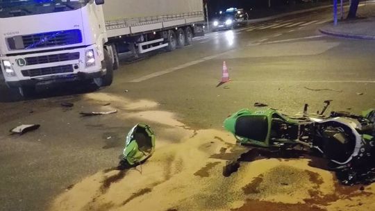 Motocyklista wjechał w tira