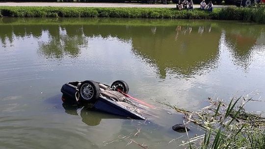 Nadmierna prędkość na łuku drogi. Krok od tragedii