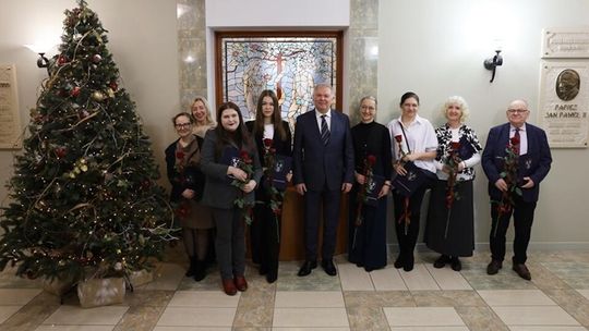 Najlepsi studenci z powiatu bełchatowskiego nagrodzeni. Przyznano Stypendia Starosty