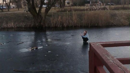 Niebezpieczna zabawa na lodzie. Strażnicy miejscy ruszyli na pomoc dziewczynce
