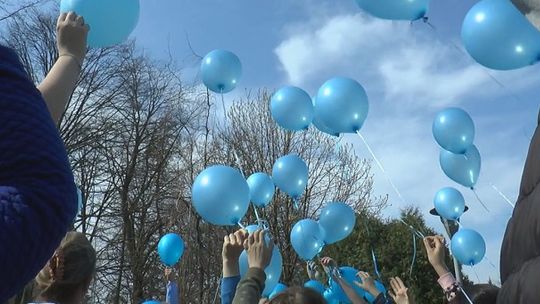 Niebieskie balony na znak solidarności z autyzmem