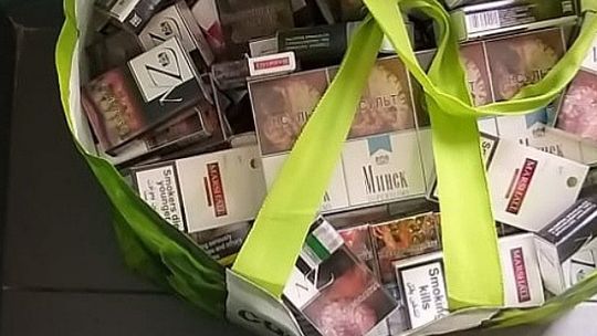 Nielegalny towar na miejskim targowisku w Bełchatowie. Do akcji wkroczyła policja 