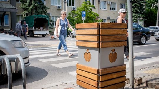 Nowe ławki, kosze i stojaki w Bełchatowie