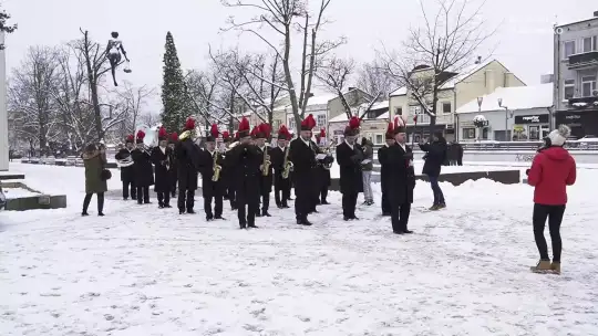 Orkiestra górnicza zagrała pobudkę dla mieszkańców na placu Narutowicza w Bełchatowie