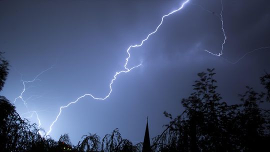 Ostrzeżenie pogodowe-Idą burze z intensywnym nawalnym deszczem