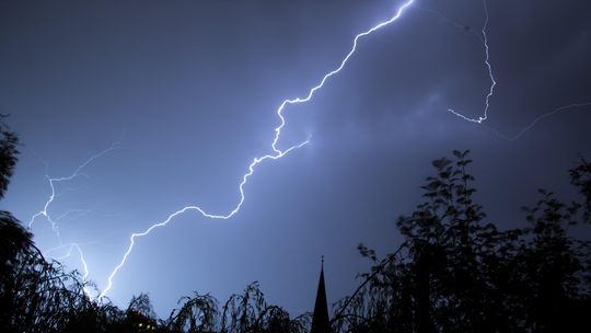 Ostrzeżenie pogodowe-Idą burze z nawalnym deszczem, gradem i silnym wiatrem!