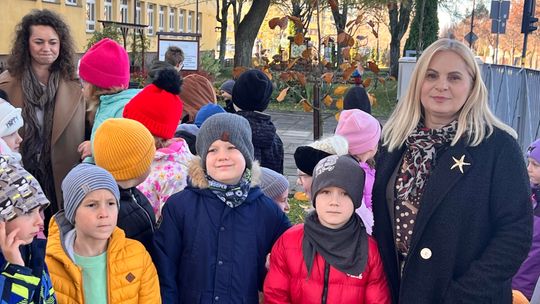 Pierwszoklasiści z SP nr 3 w Bełchatowie posadzili drzewka na 100-lecie odzyskania praw miejskich