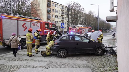 Pijany kierowca wjechał w budynek w Bełchatowie. Miał blisko 3 promile i nie miał prawa jazdy