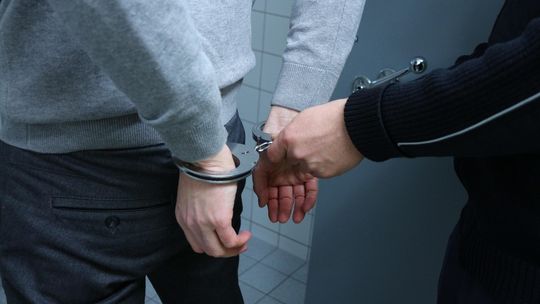 Podwójne przestępstwo w Bełchatowie. 33-latek deportowany na Ukrainę