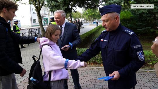 Policjanci i Starostwo apelują do młodzieży: noście odblaski