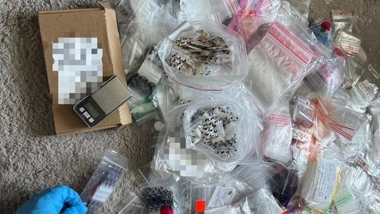 Policjanci obserwowali posesję. Zatrzymano matkę i syna