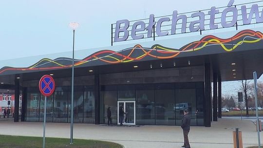 Półnagi mężczyzna na bełchatowskim dworcu