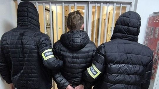 Poszukiwany 32-latek zatrzymany w Bełchatowie. W mieszkaniu policjanci znaleźli narkotyki