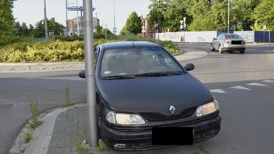 Poszukiwany nastolatek uciekając przed policją uderzył w latarnie 