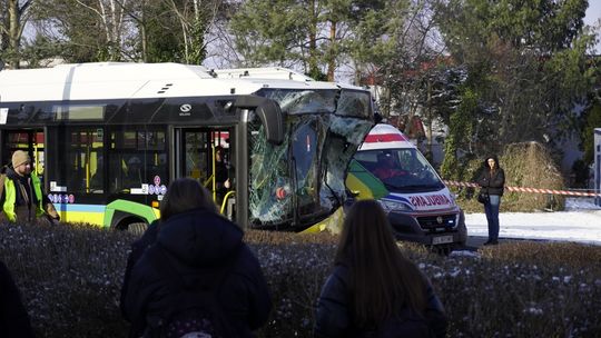 Poważny wypadek na Czaplinieckiej w Bełchatowie. Ciężarówka zderzyła się z autobusem MZK, siedem osób w szpitalu