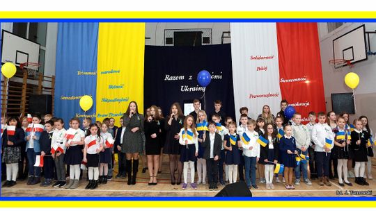 PSP w Gidlach solidarna z Ukrainą. Szkoła zorganizowała koncert pt. „Razem z Dziećmi Ukrainy”