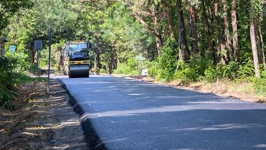 Remont drogi w powiecie bełchatowskim na finiszu. Wykonawca układa ostatnią warstwę asfaltu