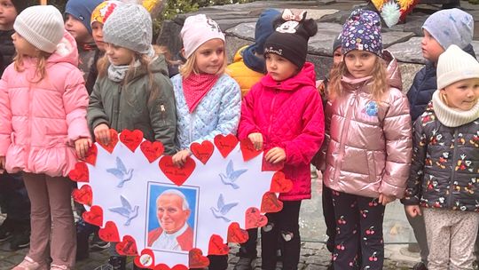 Serduszka dla Jana Pawła II – bełchatowskie przedszkolaki uczciły XXI Dni Papieskie